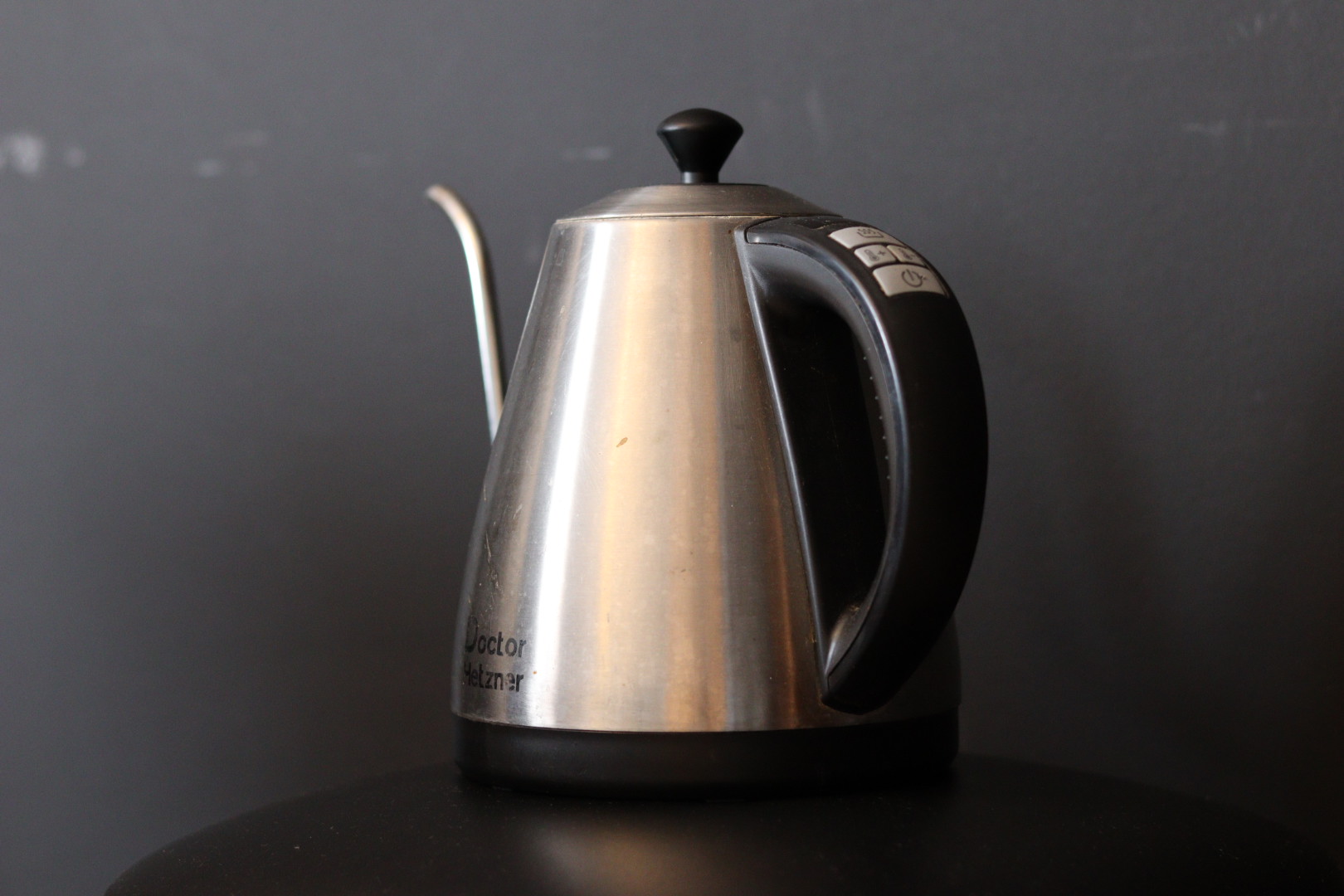 Electric coffee kettle with temperature control